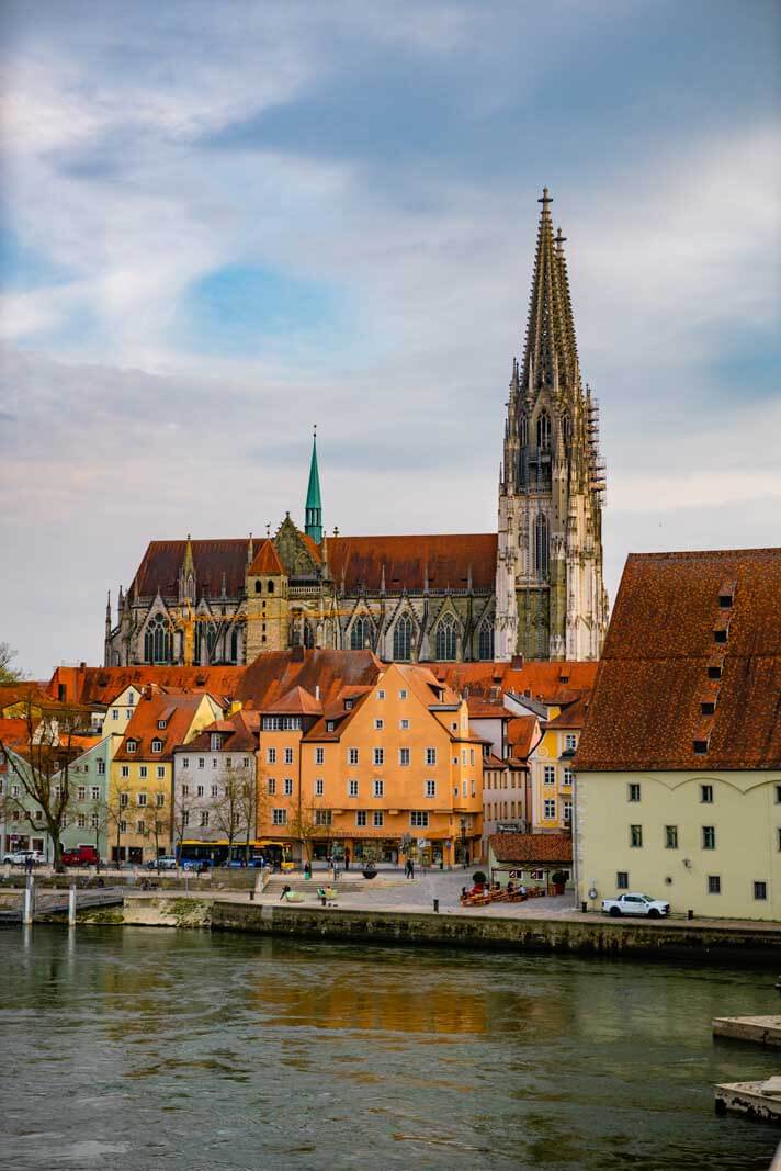 https://mdw-travel-data-us-east-1.s3.amazonaws.com/img/country/Germany/Regensburg-Cathedral/img_02.jpg
