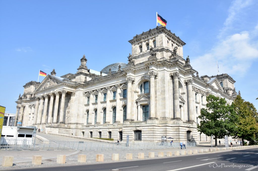 https://mdw-travel-data-us-east-1.s3.amazonaws.com/img/country/Germany/Reichstag-Building/img_03.jpg