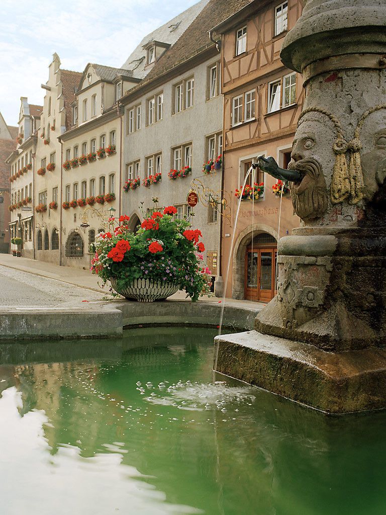 https://mdw-travel-data-us-east-1.s3.amazonaws.com/img/country/Germany/Rothenburg-Rathaus/img_01.jpg