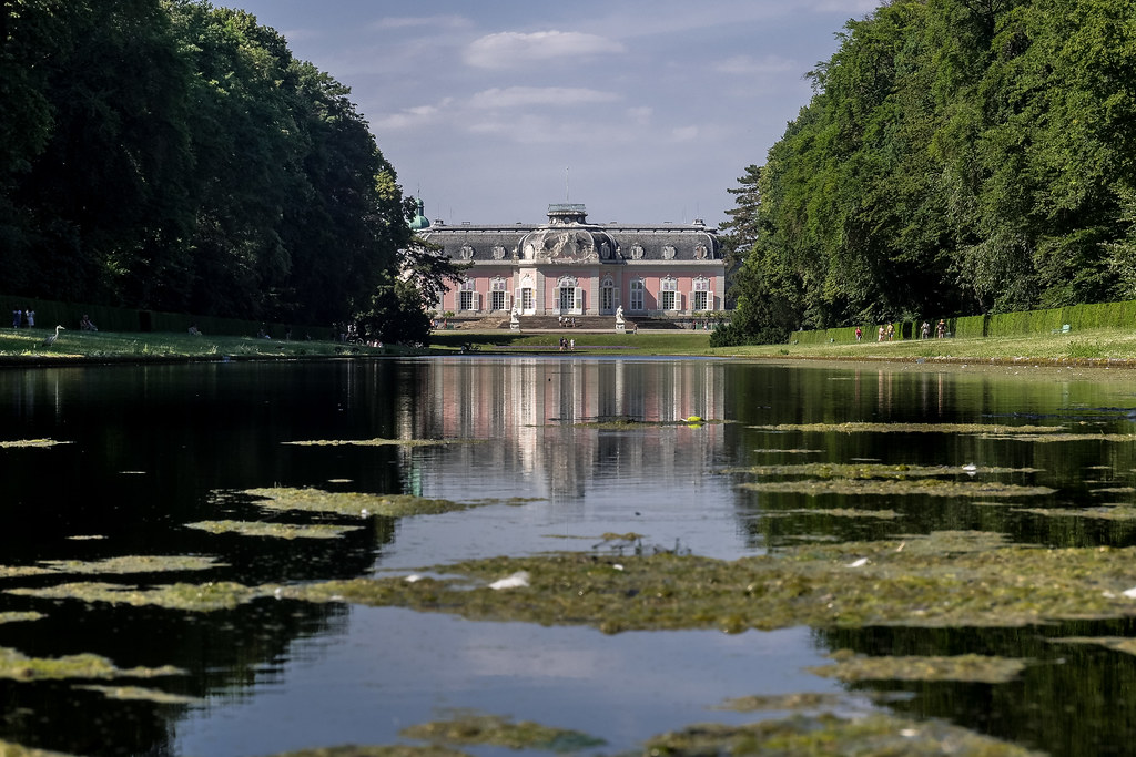https://mdw-travel-data-us-east-1.s3.amazonaws.com/img/country/Germany/Schloss-Benrath/img_02.jpg