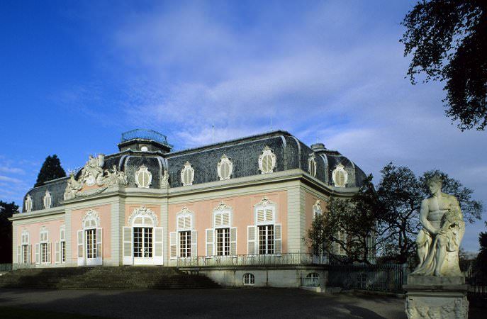 https://mdw-travel-data-us-east-1.s3.amazonaws.com/img/country/Germany/Schloss-Benrath/img_03.jpg