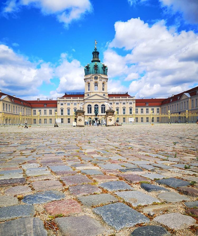 https://mdw-travel-data-us-east-1.s3.amazonaws.com/img/country/Germany/Schloss-Charlottenburg/img_03.jpg