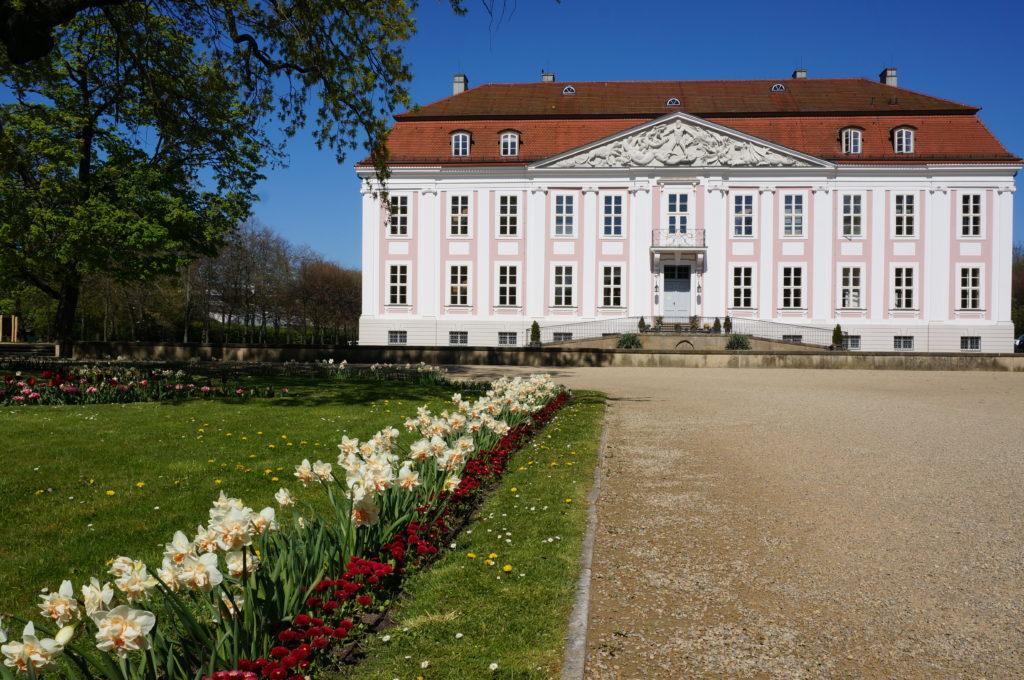 https://mdw-travel-data-us-east-1.s3.amazonaws.com/img/country/Germany/Schloss-Friedrichsfelde/img_01.jpg