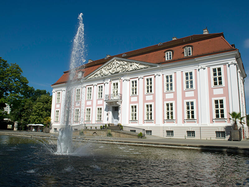 https://mdw-travel-data-us-east-1.s3.amazonaws.com/img/country/Germany/Schloss-Friedrichsfelde/img_03.jpg