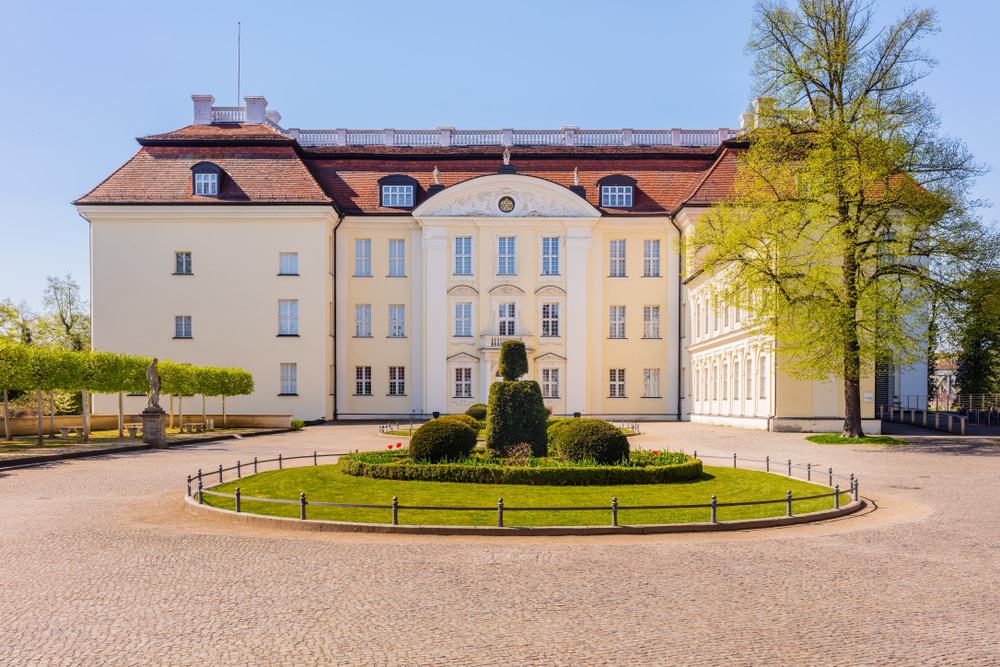 https://mdw-travel-data-us-east-1.s3.amazonaws.com/img/country/Germany/Schloss-Kopenick/img_02.jpg