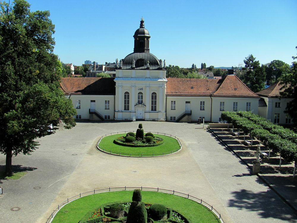 https://mdw-travel-data-us-east-1.s3.amazonaws.com/img/country/Germany/Schloss-Kopenick/img_03.jpg