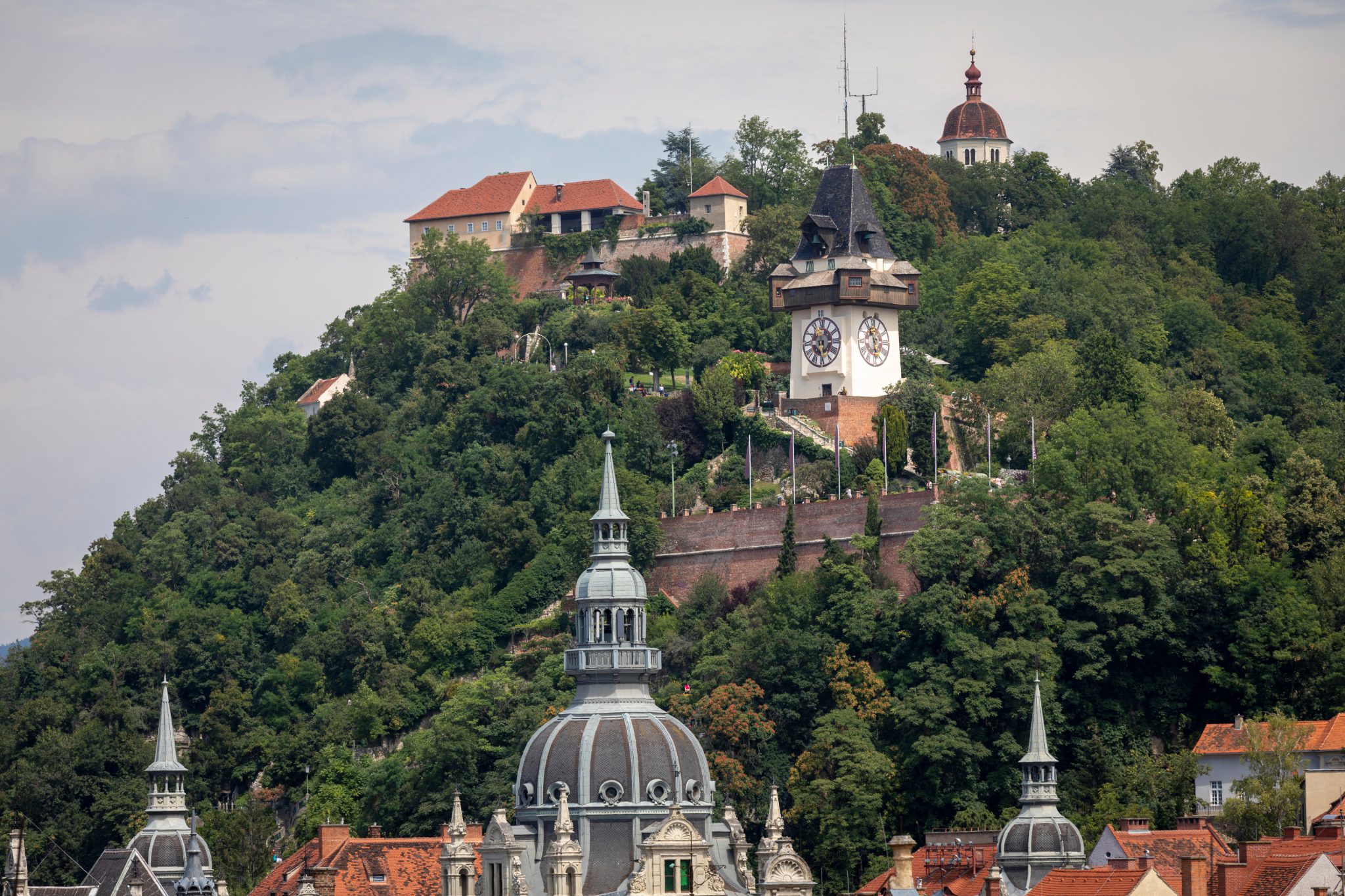 https://mdw-travel-data-us-east-1.s3.amazonaws.com/img/country/Germany/Schlossberg/img_01.jpg