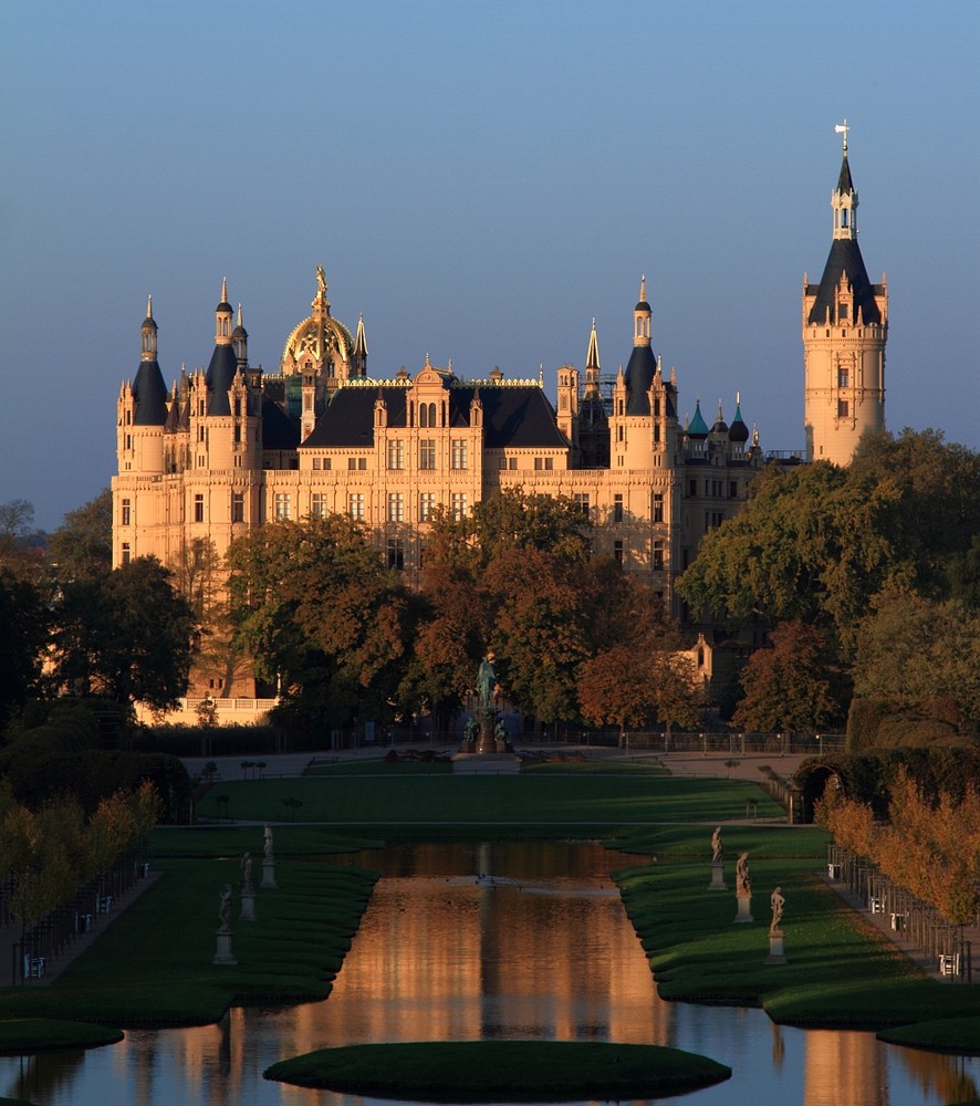 https://mdw-travel-data-us-east-1.s3.amazonaws.com/img/country/Germany/Schwerin-Castle/img_01.jpg