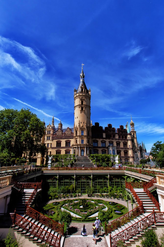 https://mdw-travel-data-us-east-1.s3.amazonaws.com/img/country/Germany/Schwerin-Castle/img_02.jpg