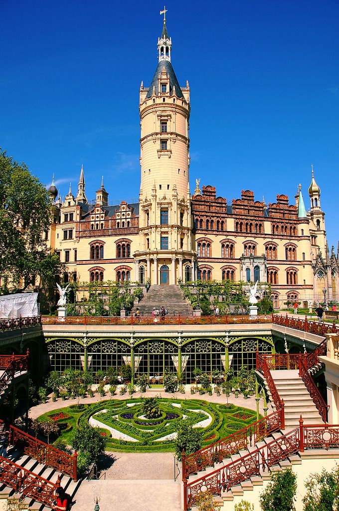 https://mdw-travel-data-us-east-1.s3.amazonaws.com/img/country/Germany/Schwerin-Cathedral/img_01.jpg