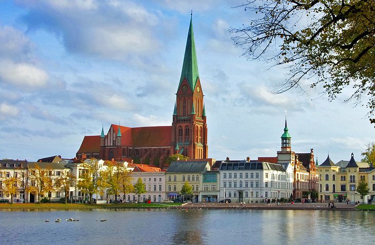 https://mdw-travel-data-us-east-1.s3.amazonaws.com/img/country/Germany/Schwerin-Cathedral/img_02.jpg