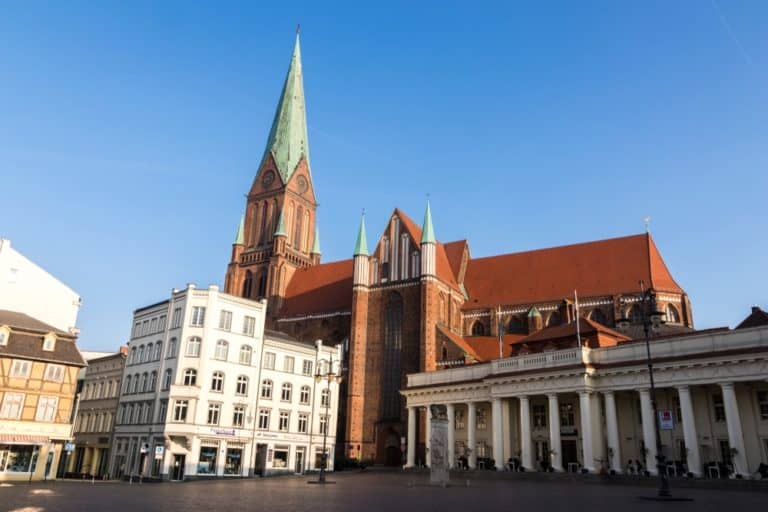 https://mdw-travel-data-us-east-1.s3.amazonaws.com/img/country/Germany/Schwerin-Cathedral/img_03.jpg