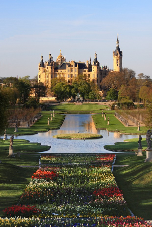 https://mdw-travel-data-us-east-1.s3.amazonaws.com/img/country/Germany/Schwerin-Cathedral/img_04.jpg