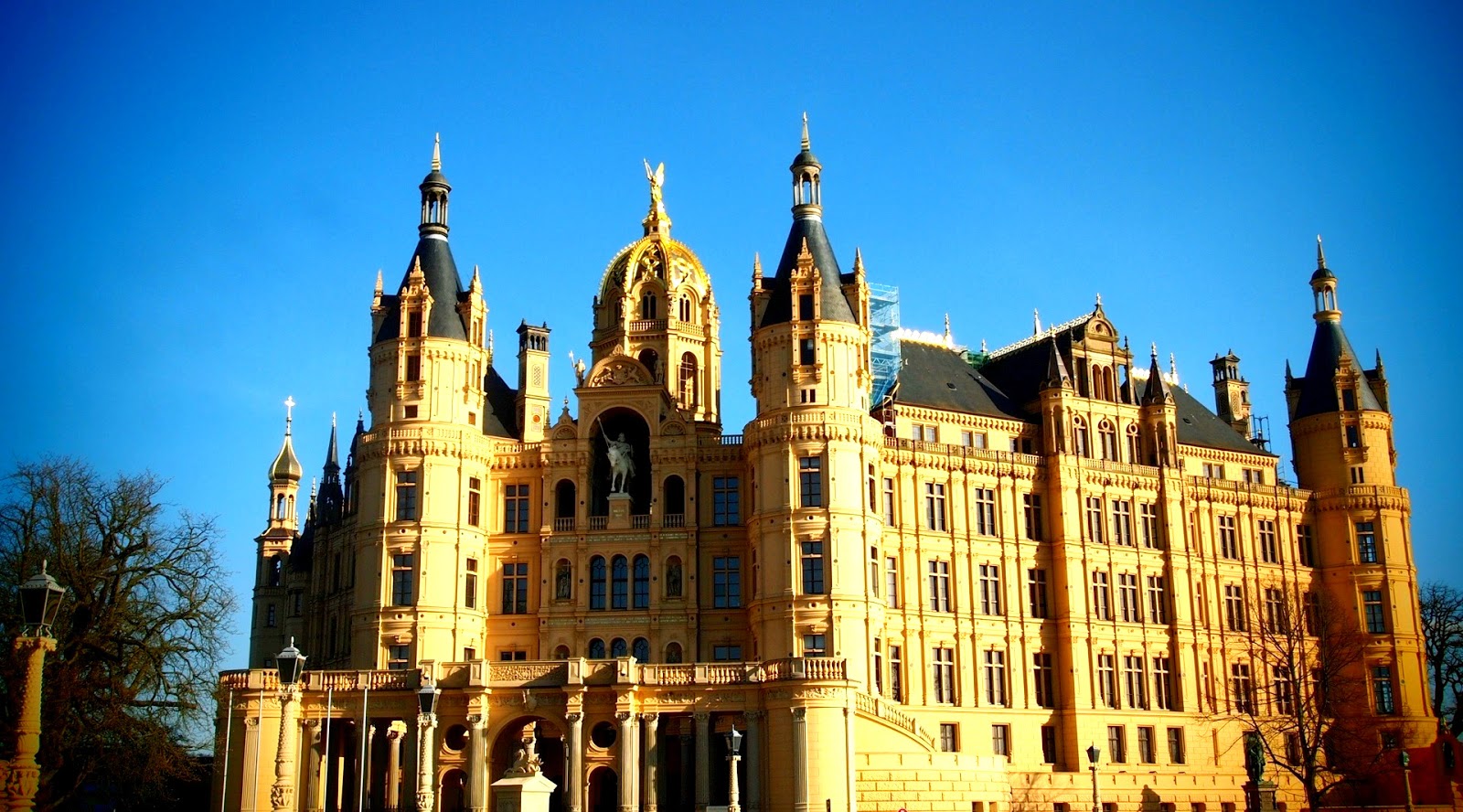 https://mdw-travel-data-us-east-1.s3.amazonaws.com/img/country/Germany/Schwerin-Cathedral/img_05.jpg