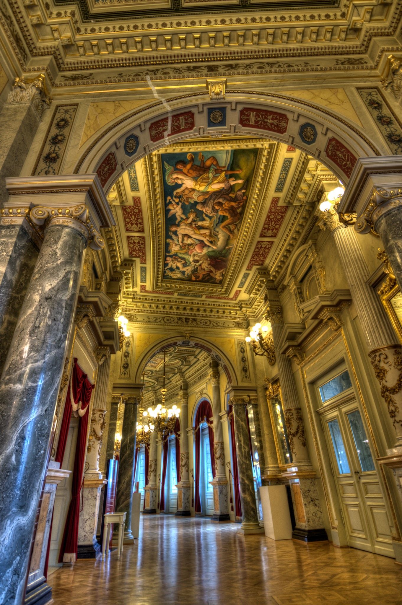 https://mdw-travel-data-us-east-1.s3.amazonaws.com/img/country/Germany/Semperoper/img_01.jpg