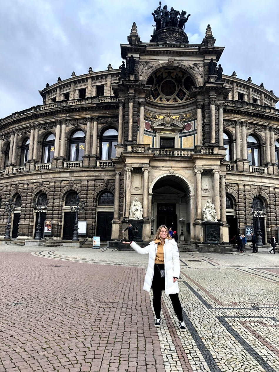 https://mdw-travel-data-us-east-1.s3.amazonaws.com/img/country/Germany/Semperoper/img_02.jpg
