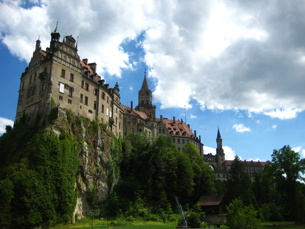 https://mdw-travel-data-us-east-1.s3.amazonaws.com/img/country/Germany/Sigmaringen-Castle/img_02.jpg