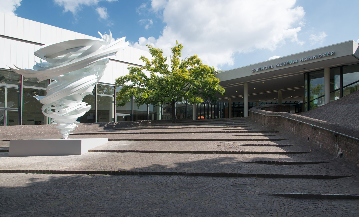 https://mdw-travel-data-us-east-1.s3.amazonaws.com/img/country/Germany/Sprengel-Museum-Hannover/img_03.jpg