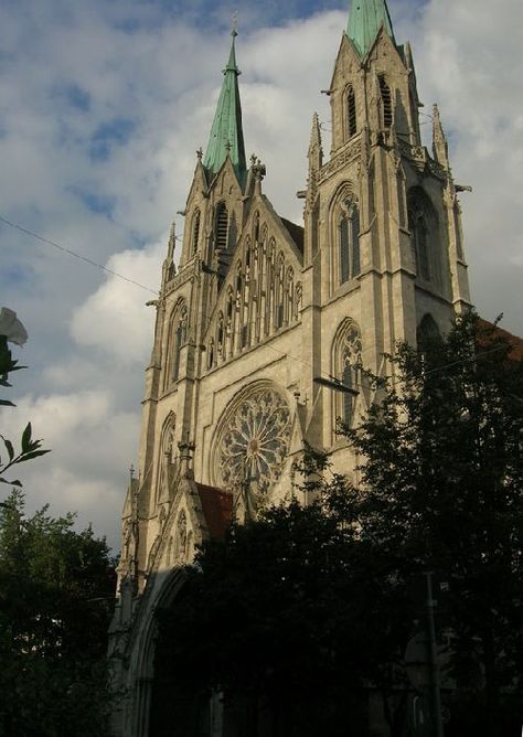 https://mdw-travel-data-us-east-1.s3.amazonaws.com/img/country/Germany/St-Peters-Cathedral/img_02.jpg