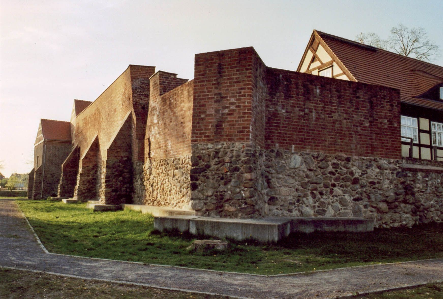 https://mdw-travel-data-us-east-1.s3.amazonaws.com/img/country/Germany/Storkow-Castle/img_02.jpg