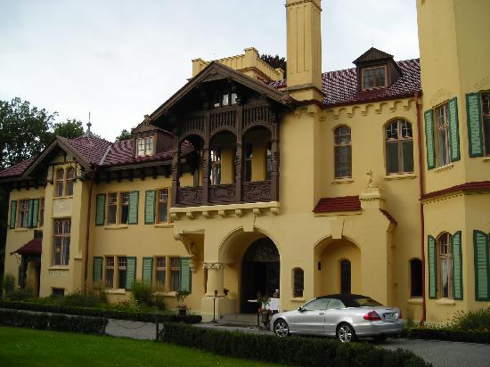 https://mdw-travel-data-us-east-1.s3.amazonaws.com/img/country/Germany/Storkow-Castle/img_03.jpg