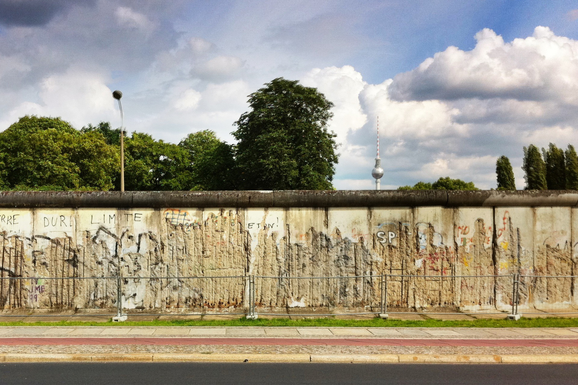 https://mdw-travel-data-us-east-1.s3.amazonaws.com/img/country/Germany/The-Berlin-Wall-Memorial/img_01.jpg