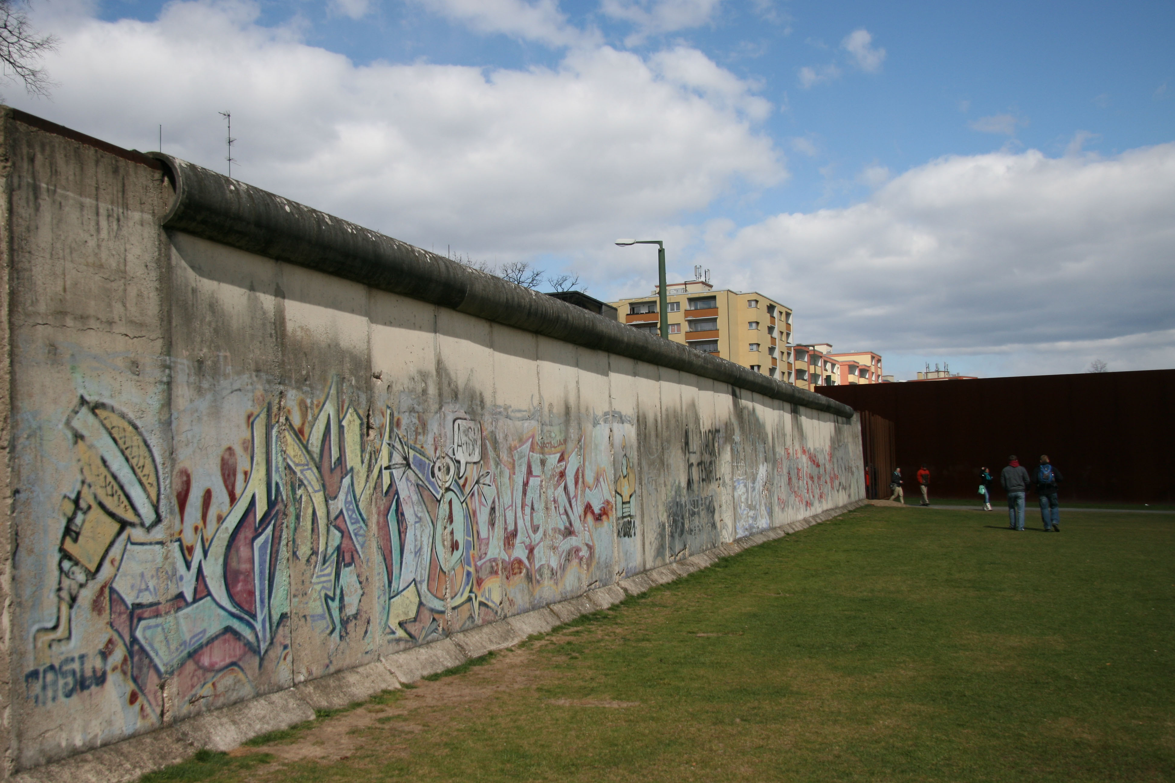 https://mdw-travel-data-us-east-1.s3.amazonaws.com/img/country/Germany/The-Berlin-Wall-Memorial/img_02.jpg