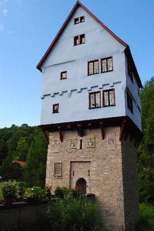 https://mdw-travel-data-us-east-1.s3.amazonaws.com/img/country/Germany/Toppler-Castle/img_00.jpg