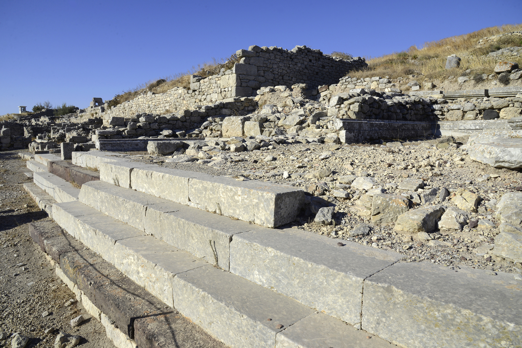 https://mdw-travel-data-us-east-1.s3.amazonaws.com/img/country/Greece/Ancient-Thera/img_01.jpg