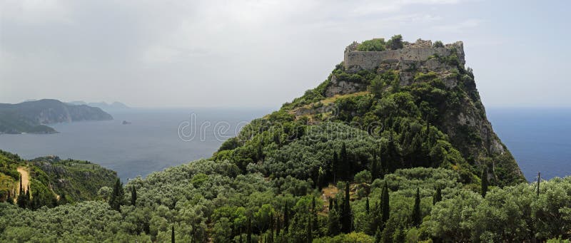 https://mdw-travel-data-us-east-1.s3.amazonaws.com/img/country/Greece/Angelokastro/img_03.jpg