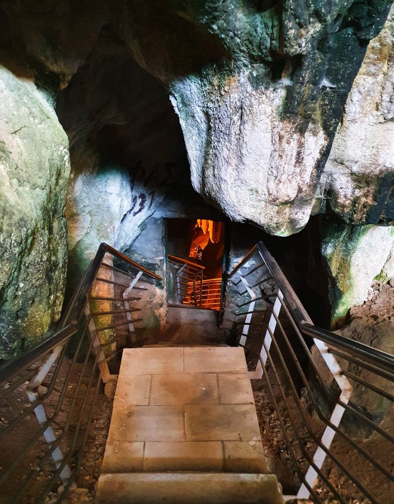 https://mdw-travel-data-us-east-1.s3.amazonaws.com/img/country/Greece/Antiparos-Cave/img_01.jpg