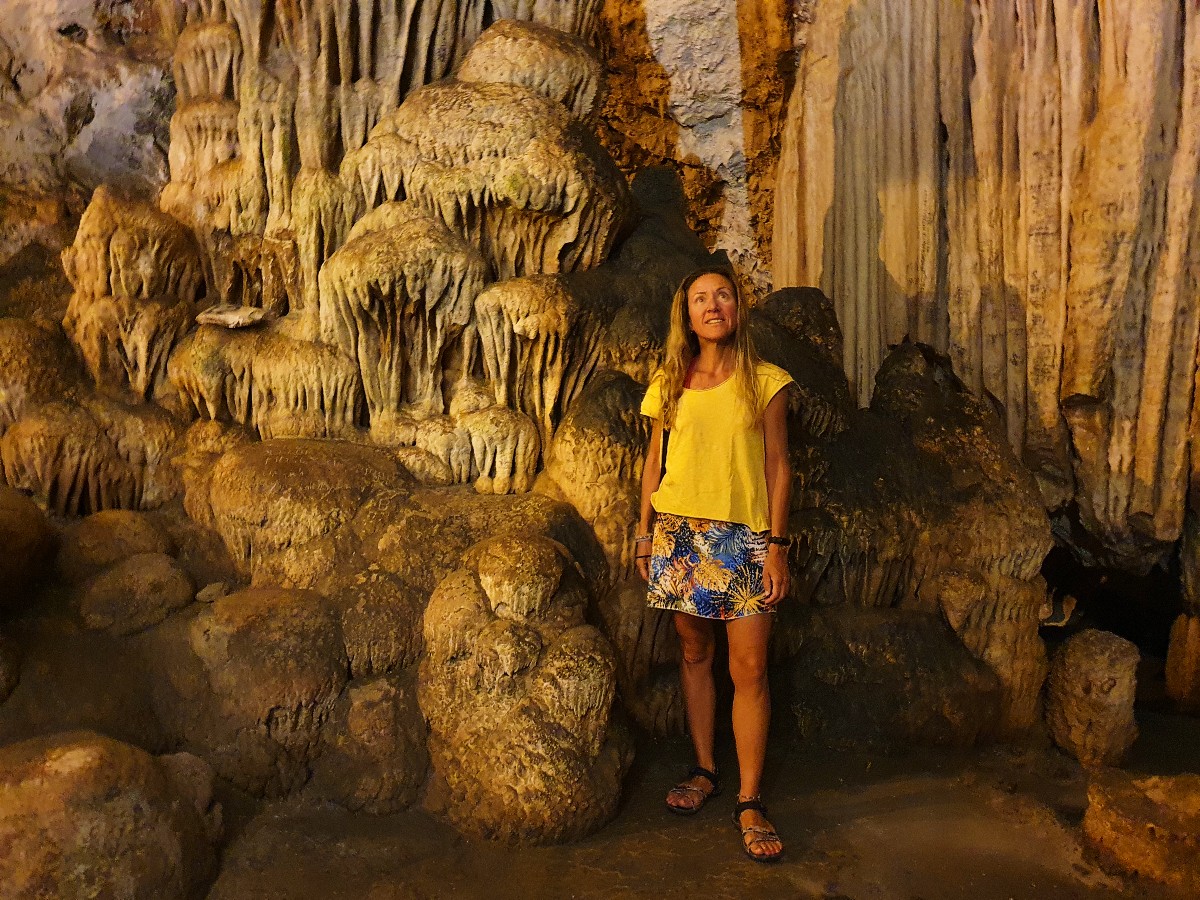 https://mdw-travel-data-us-east-1.s3.amazonaws.com/img/country/Greece/Antiparos-Cave/img_02.jpg