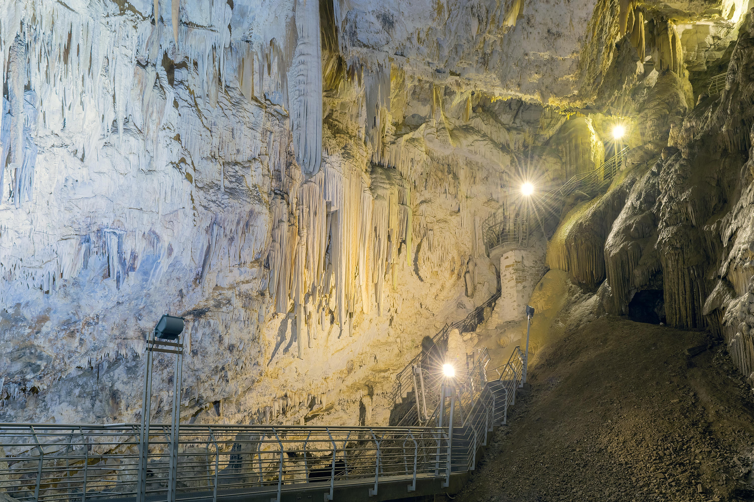 https://mdw-travel-data-us-east-1.s3.amazonaws.com/img/country/Greece/Antiparos-Cave/img_03.jpg