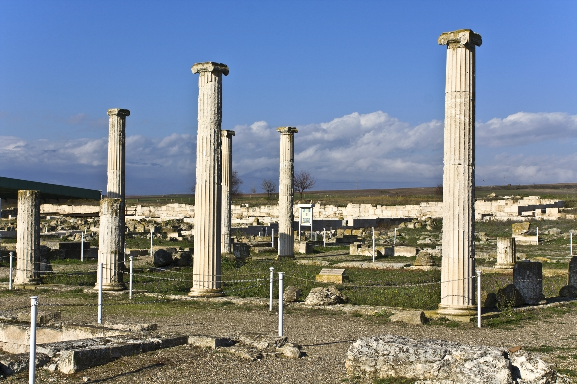 https://mdw-travel-data-us-east-1.s3.amazonaws.com/img/country/Greece/Archaeological-Site-of-Pella/img_00.jpg