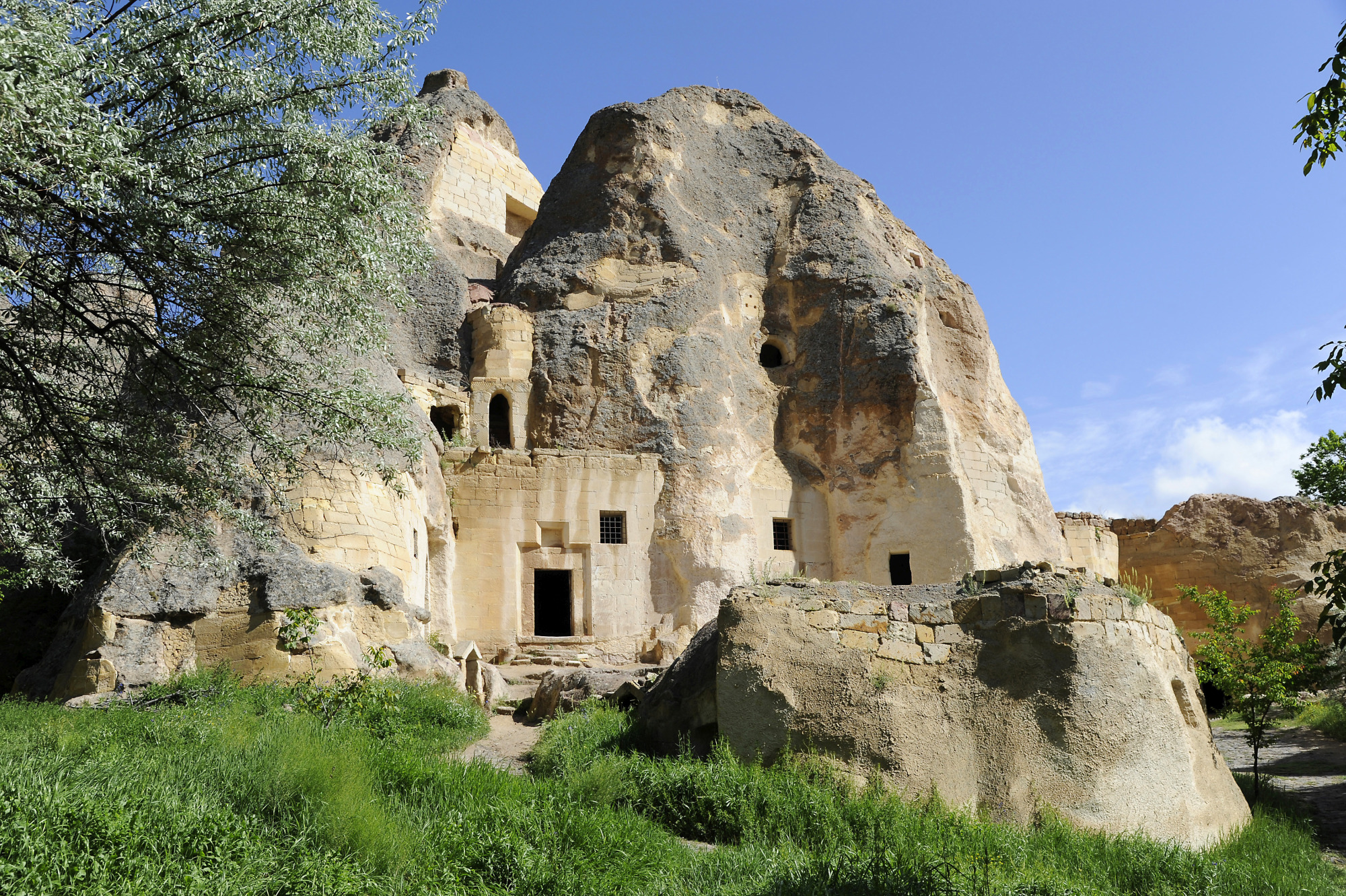 https://mdw-travel-data-us-east-1.s3.amazonaws.com/img/country/Greece/Archangelos-Monastery/img_00.jpg