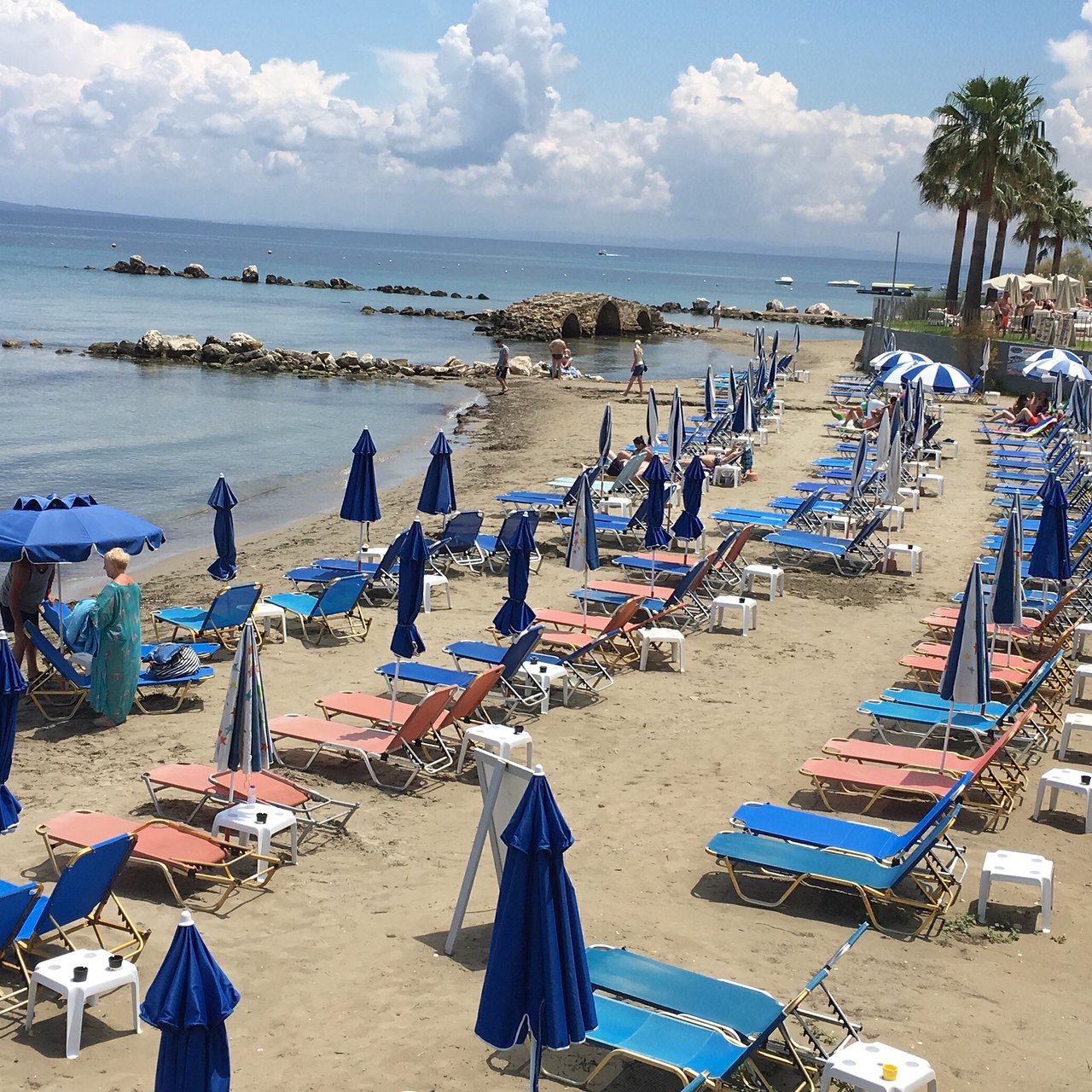 https://mdw-travel-data-us-east-1.s3.amazonaws.com/img/country/Greece/Argassi-Beach/img_01.jpg