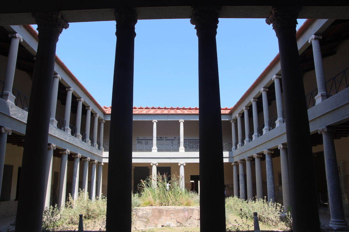 https://mdw-travel-data-us-east-1.s3.amazonaws.com/img/country/Greece/Casa-Romana/img_01.jpg