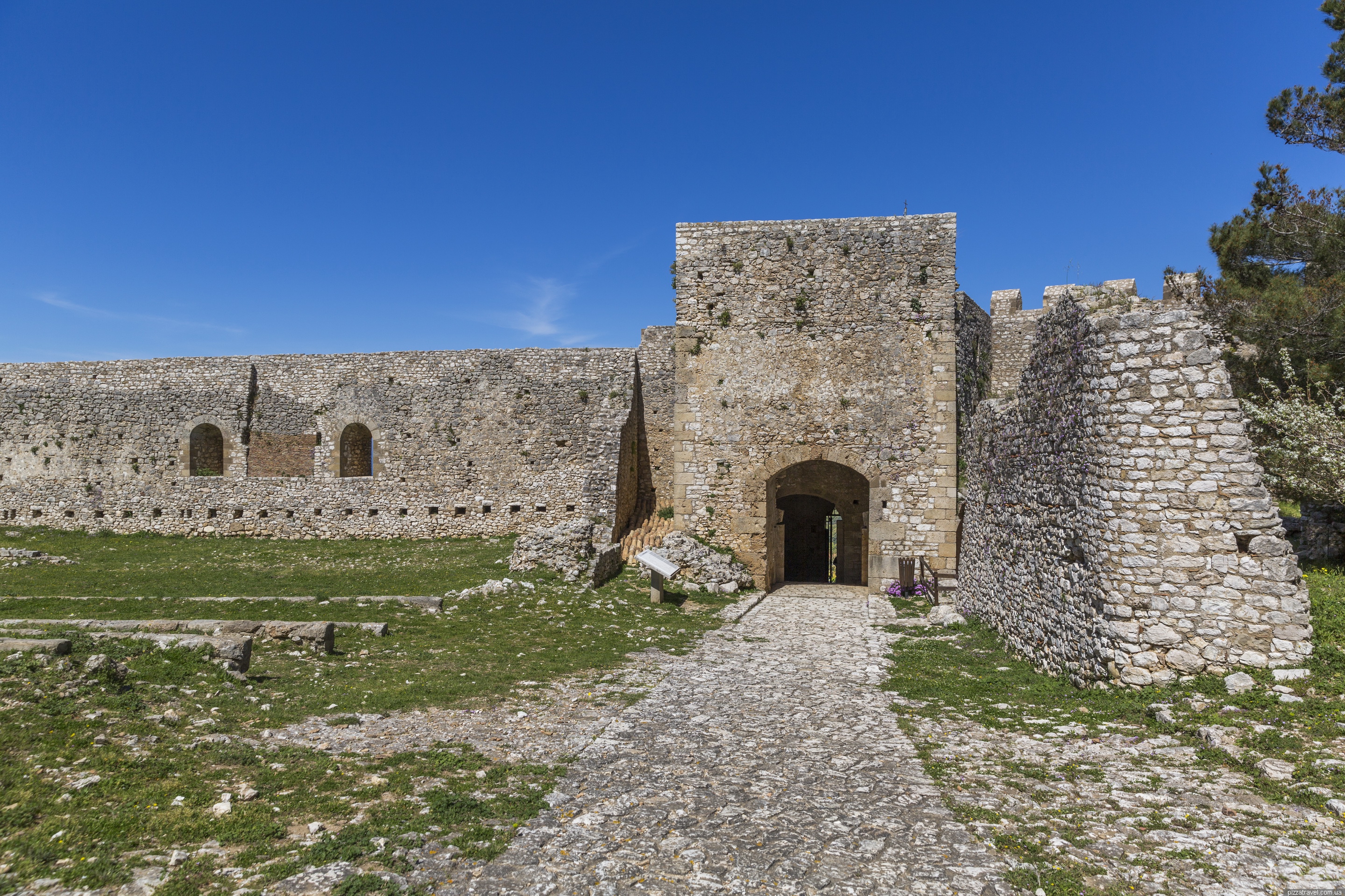 https://mdw-travel-data-us-east-1.s3.amazonaws.com/img/country/Greece/Castle-Chlemoutsi/img_01.jpg