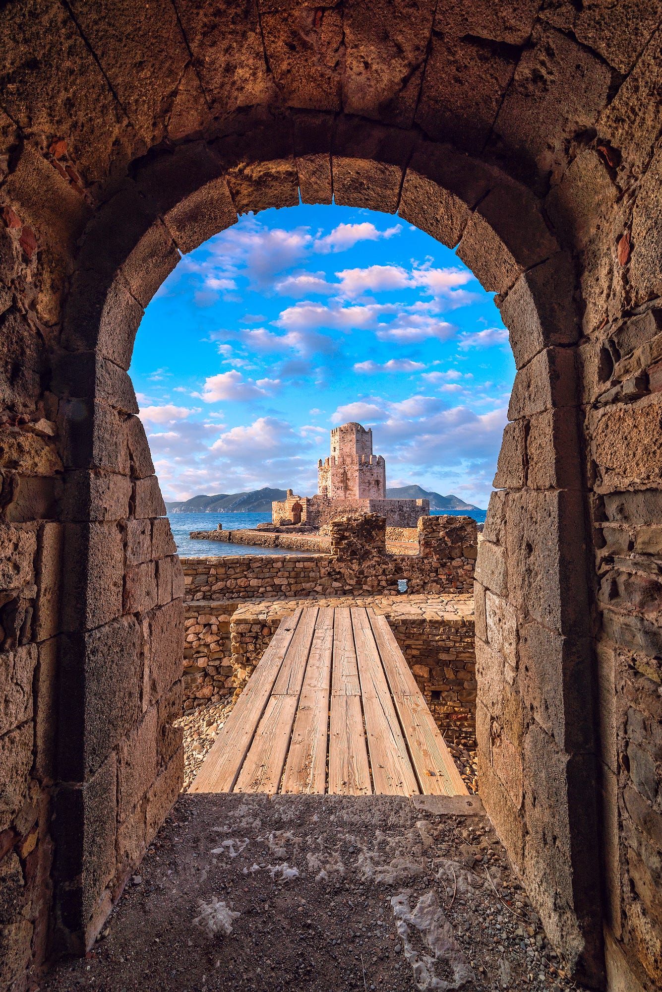 https://mdw-travel-data-us-east-1.s3.amazonaws.com/img/country/Greece/Castle-of-Methoni/img_01.jpg