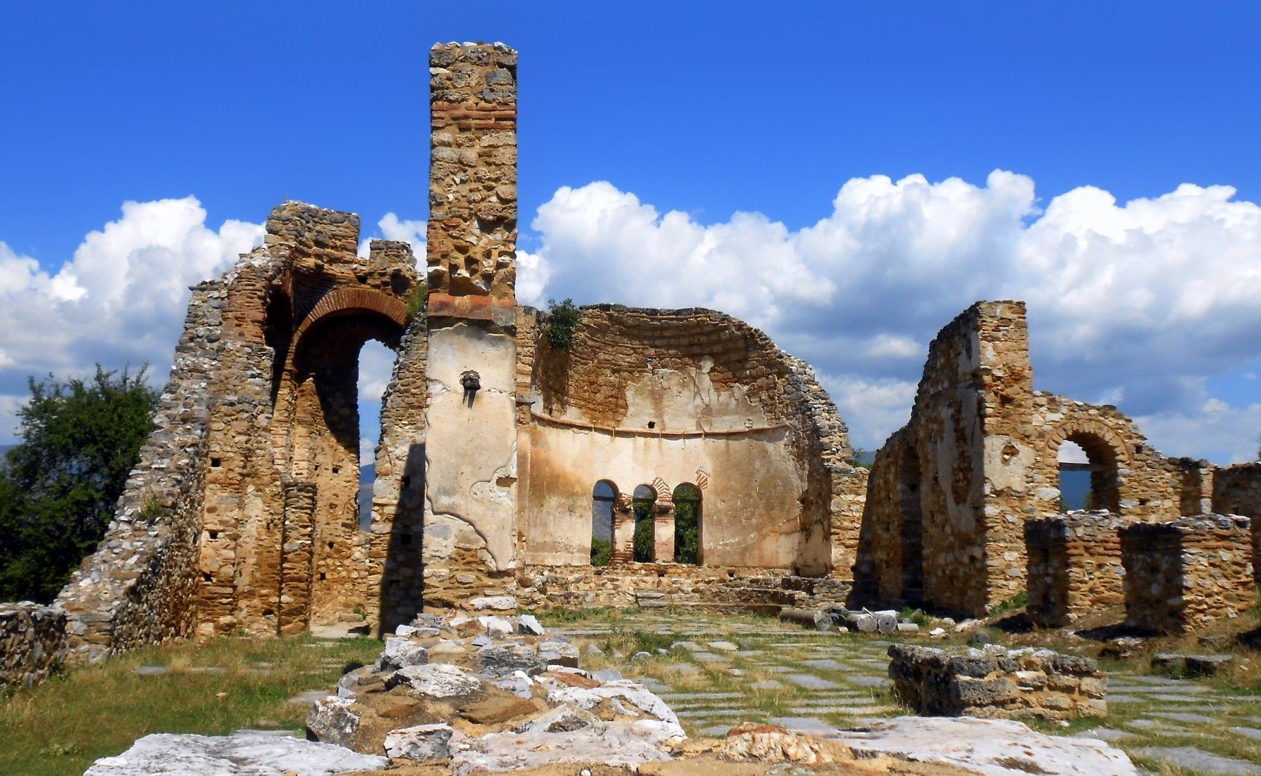 https://mdw-travel-data-us-east-1.s3.amazonaws.com/img/country/Greece/Cathedral-of-Agios-Achillios/img_00.jpg