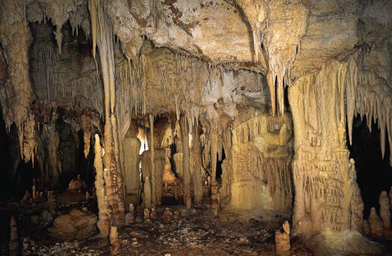 https://mdw-travel-data-us-east-1.s3.amazonaws.com/img/country/Greece/Cave-of-Alistrati/img_01.jpg