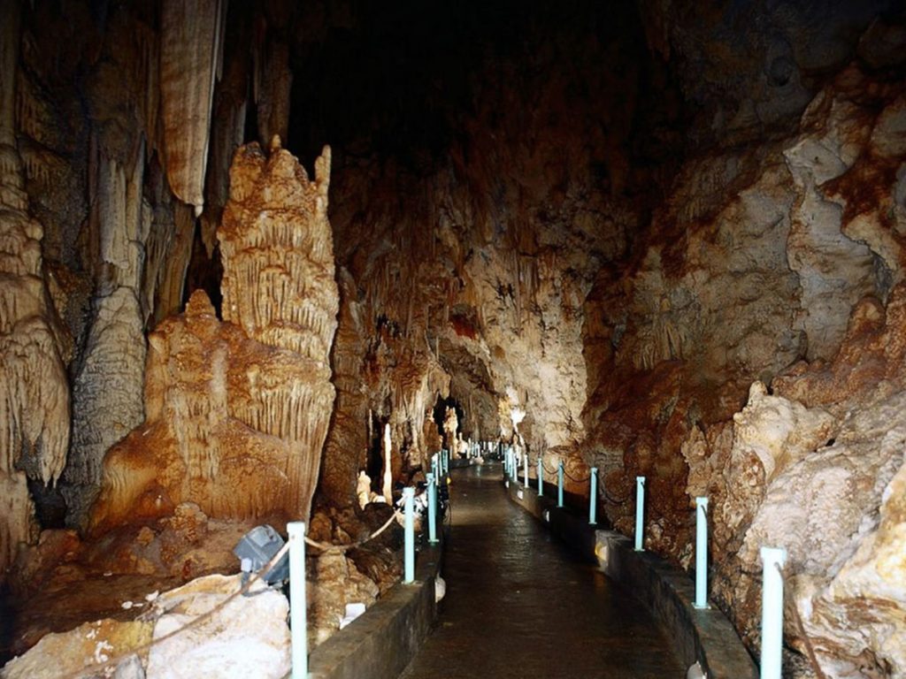 https://mdw-travel-data-us-east-1.s3.amazonaws.com/img/country/Greece/Cave-of-Alistrati/img_02.jpg