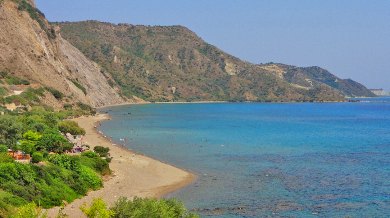 https://mdw-travel-data-us-east-1.s3.amazonaws.com/img/country/Greece/Dafni-Beach/img_01.jpg
