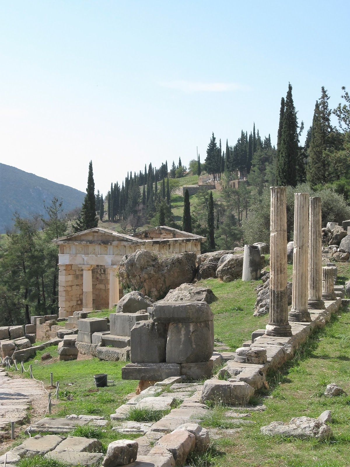 https://mdw-travel-data-us-east-1.s3.amazonaws.com/img/country/Greece/Delphi-Archaeological-Site/img_03.jpg