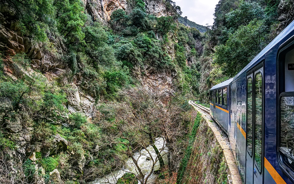 https://mdw-travel-data-us-east-1.s3.amazonaws.com/img/country/Greece/Diakofto-Kalavryta-Railway/img_03.jpg