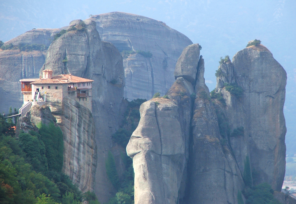 https://mdw-travel-data-us-east-1.s3.amazonaws.com/img/country/Greece/Dimitriades-School/img_01.jpg