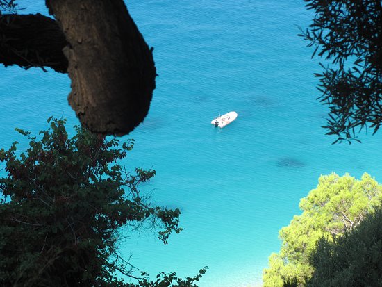 https://mdw-travel-data-us-east-1.s3.amazonaws.com/img/country/Greece/Egremni-Beach/img_03.jpg