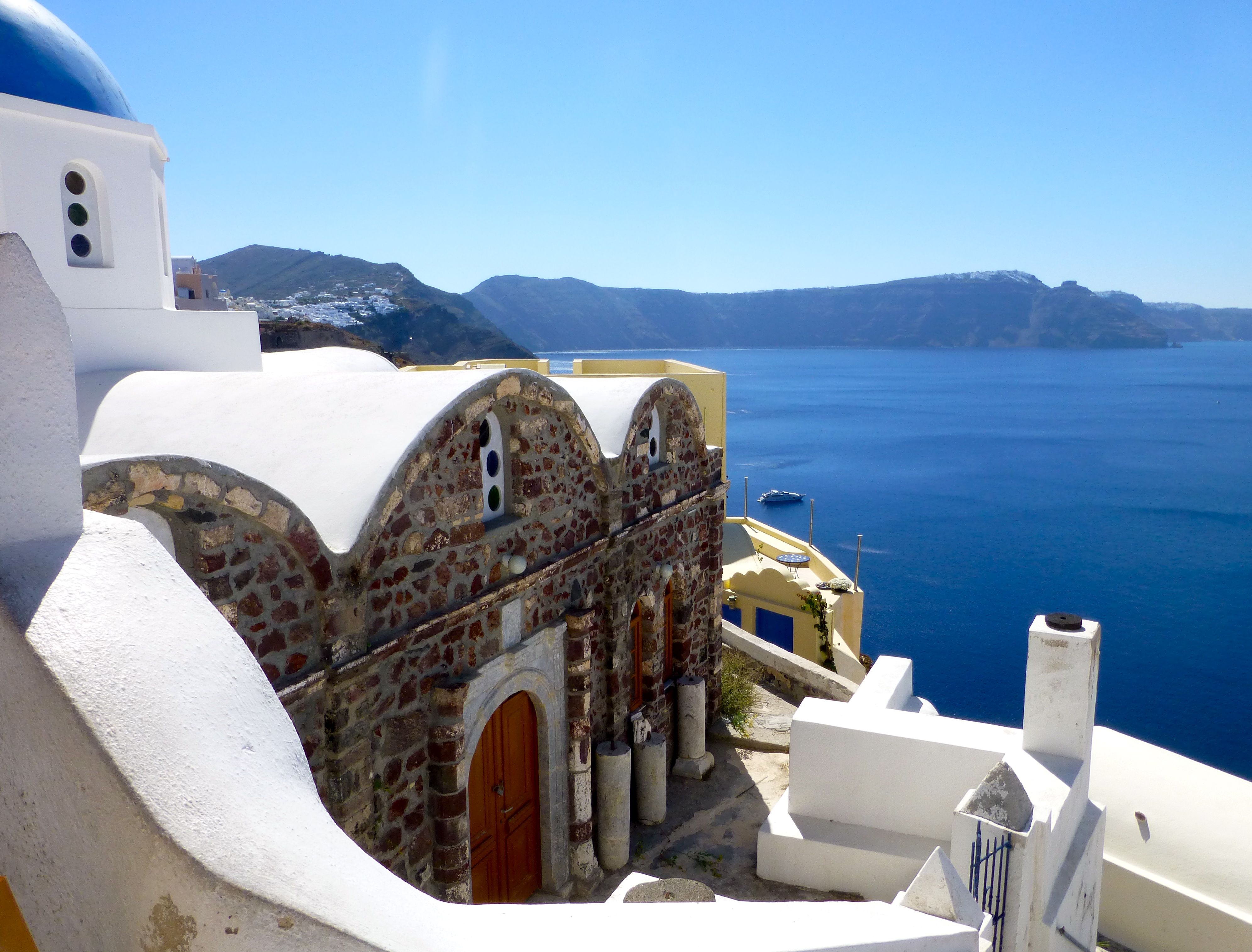 https://mdw-travel-data-us-east-1.s3.amazonaws.com/img/country/Greece/Fira/img_02.jpg
