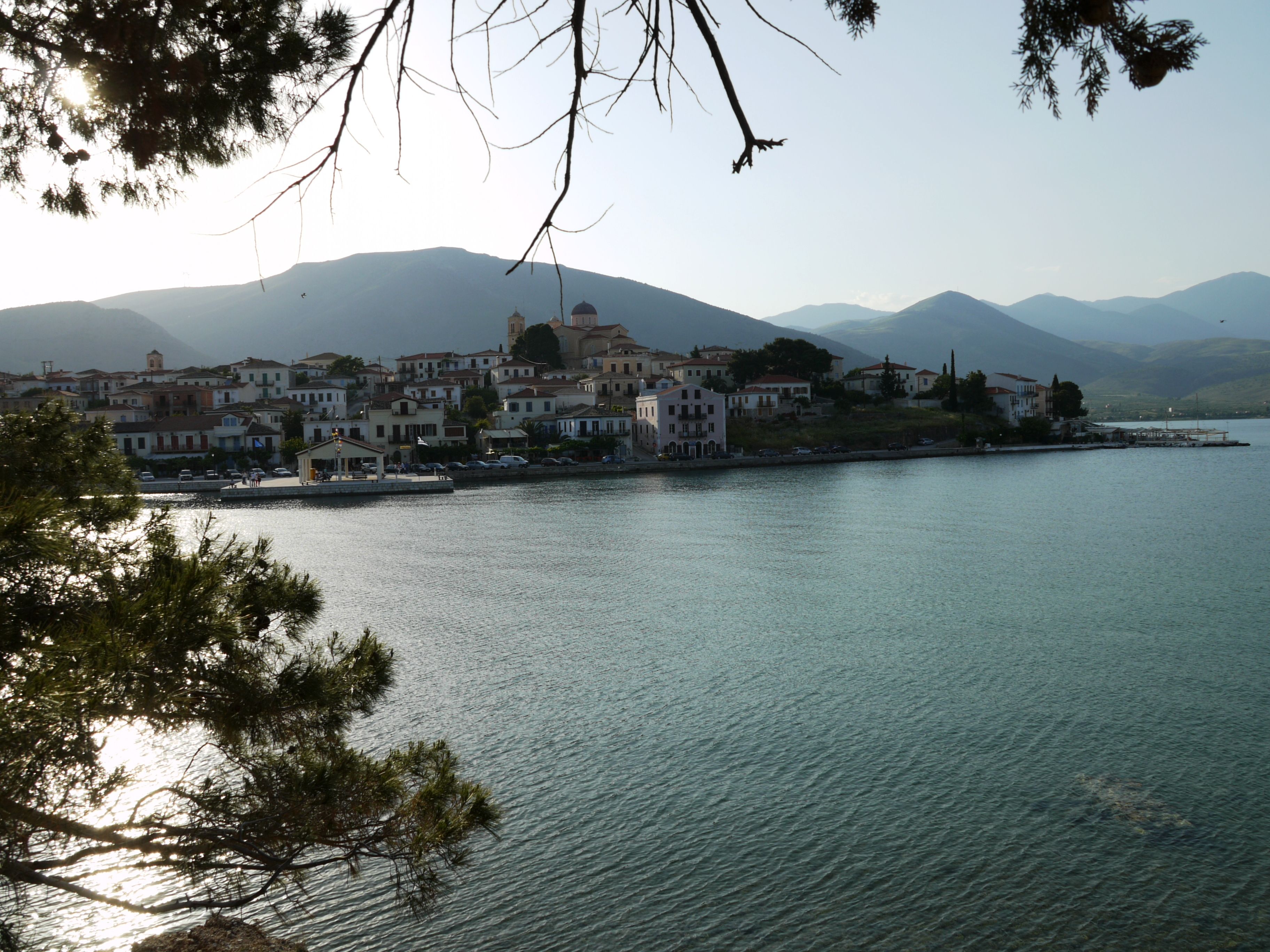 https://mdw-travel-data-us-east-1.s3.amazonaws.com/img/country/Greece/Galaxidi/img_03.jpg