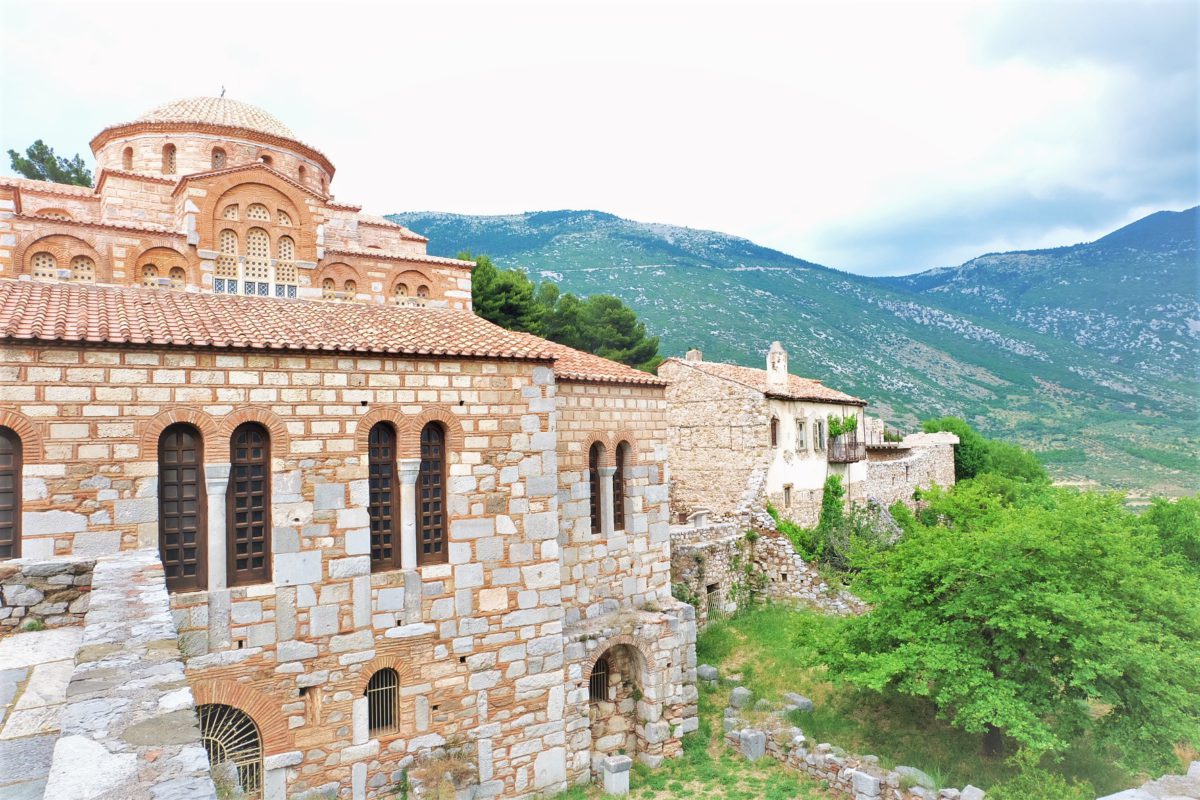 https://mdw-travel-data-us-east-1.s3.amazonaws.com/img/country/Greece/Hosios-Loukas-Monastery/img_02.jpg